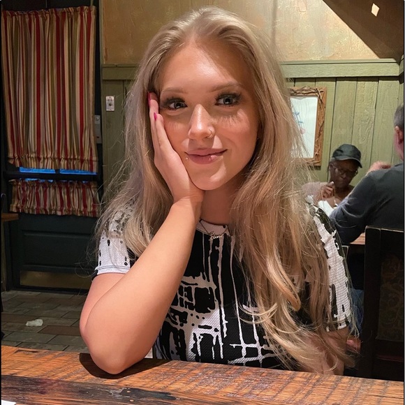 Meet your Posher, Emily - Picture 2 of 2